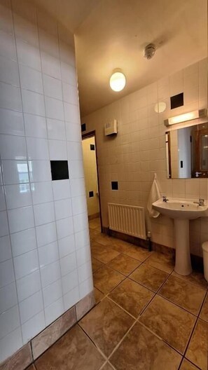 Shower, hair dryer, towels, soap - Glengarriff Hostel (Glengarriff)