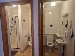 Shower, hair dryer, towels, soap - Glengarriff Hostel (Glengarriff)