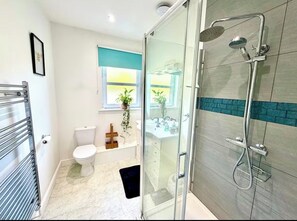 Dusche, Haartrockner, Handtücher, Toilettenpapier