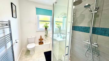 Een douche, een haardroger, handdoeken, toiletpapier