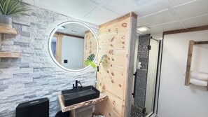 Dusj, hårføner, håndklær og toalettpapir