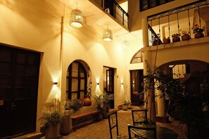 Family Double or Twin Room, Garden View | Outdoor dining - Hotel Pata y Perro (Tarija)