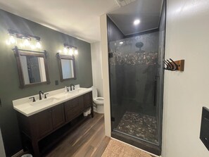 Dusche, Handtücher, Seife, Toilettenpapier