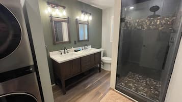 シャワー、タオル、石鹸、トイレットペーパー