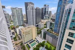 A high-rise urban area with modern buildings, a rooftop pool, and a well-maintained courtyard. - Modern Luxury 42nd-Floor Penthouse in Heart of Brickell with 2 private balconies (Miami)