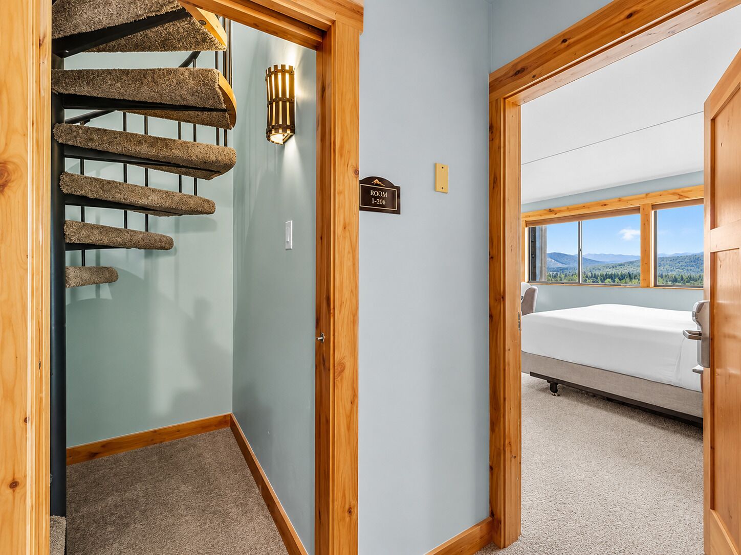 4 habitaciones, tabla de planchar con plancha, wifi y ropa de cama 