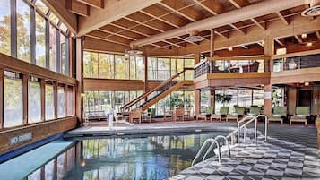 Una piscina techada, una piscina al aire libre