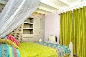 2 bedrooms, desk, iron/ironing board, free WiFi - Beach House Steps from Laborie Bay (Laborie)