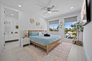 4 habitaciones, escritorio y tabla de planchar con plancha 