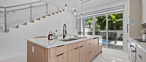 Coffee/tea maker, fridge, microwave, oven
