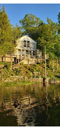 Vintage, boho, waterfront Cottage with dock access!