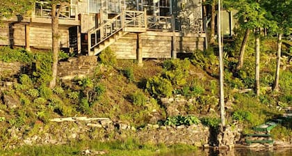 Vintage, boho, waterfront Cottage with dock access!