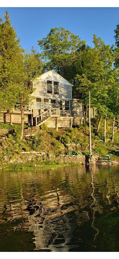 Vintage, boho, waterfront Cottage with dock access!