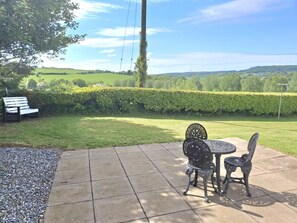 Outdoor dining - Raspberry Hill Cottage (Killaloo)