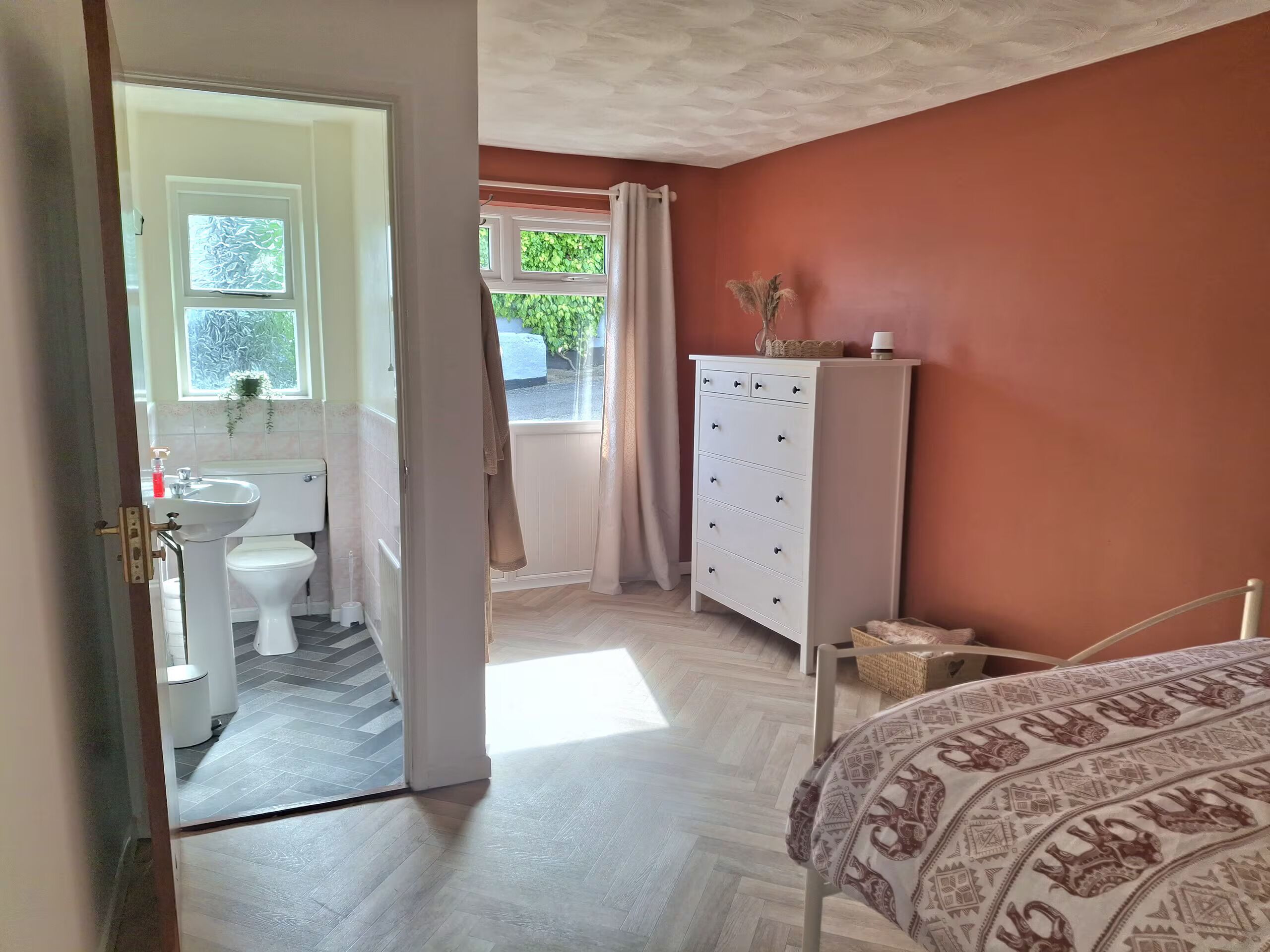2 chambres, fer et planche à repasser, Wi-Fi gratuit, draps fournis