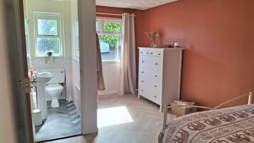 2 chambres, fer et planche à repasser, Wi-Fi gratuit, draps fournis