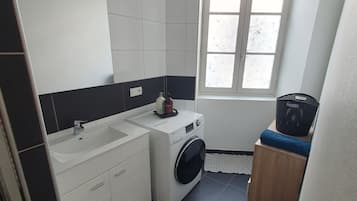 Een douche, een haardroger, handdoeken, zeep