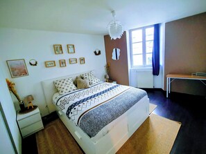 Escritorio, tabla de planchar con plancha, wifi gratis y ropa de cama 
