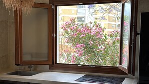 Ein Badezimmer mit Fenster, Waschbecken und Spiegel.