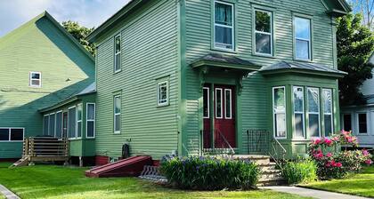 Comfortable, Peaceful 3-Bedroom Apartment with AC. Pet-Friendly!
