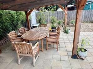 Outdoor dining - Dog‑Friendly Alberta Arts 2BR Home w/ Fenced Yard (Portland)