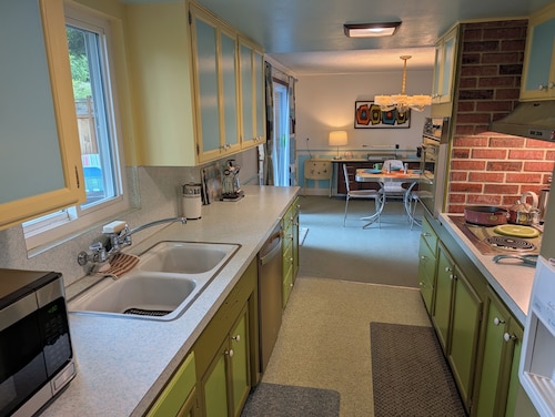 NEW! 1957 MODEL HOME! Pet and vinyl friendly!