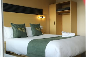 Suihku, ilmaiset hygieniatuotteet, hiustenkuivaaja, tohvelit