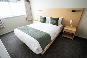 Family Apartment, 2 Bedrooms | Desk, laptop workspace, blackout drapes, iron/ironing board - Rayya Suites Invercargill (Invercargill)