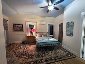 1 bedroom, free WiFi, bed sheets - Cozy Cottage near Lake Fork! (Yantis)