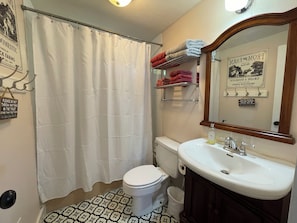 Hair dryer, towels, soap, shampoo - Cozy Cottage near Lake Fork! (Yantis)