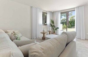 Smart TV - Brand new luxury villa in Marbella Las Chapas (MARBELLA)