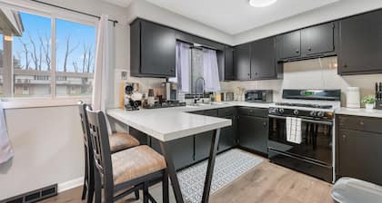 Blue Haven Retreat/ Sleeps 6/ Near Pro Football Hall of Fame & CAK/ Pet Friendly