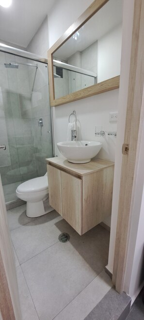 Departamento estándar, balcón | Baño | Amenidades de baño gratuitas, toallas, jabón, papel de baño 