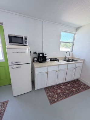Private kitchen - Your Cozy Private Studio by the Beach (Ormond Beach)
