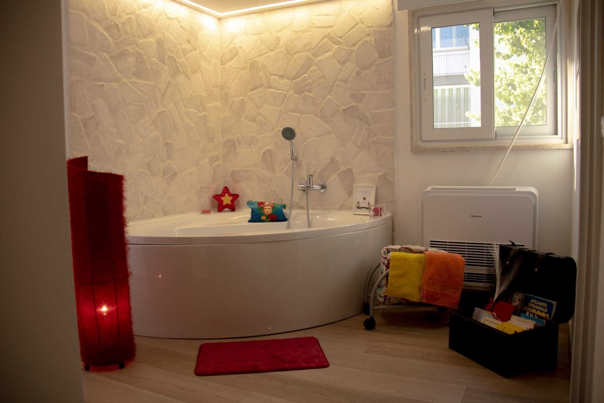 Een bubbelbad, een haardroger, een bidet, handdoeken