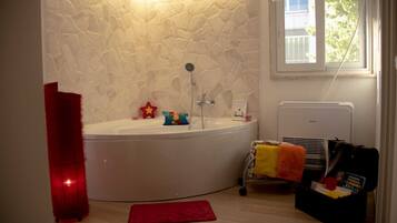 Een bubbelbad, een haardroger, een bidet, handdoeken