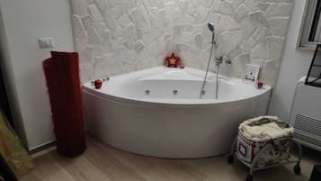 Whirlpool, Haartrockner, Bidet, Handtücher