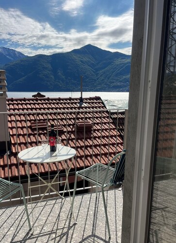 Newly renovated village apartment with panoramic lake & mountain views