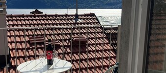 Newly renovated village apartment with panoramic lake & mountain views