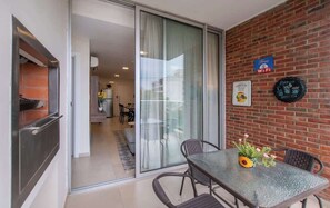 Huoneisto, parveke, kaupunkinäköala | Ulkoruokailutilat