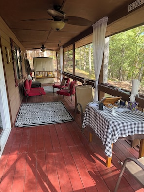 Outdoor dining - Mossy Mountain Getaway in the peaceful Smokey Mountains (Murphy)