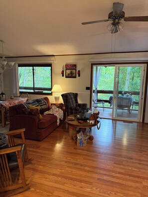 Smart TV, DVD player, books, video library - Mossy Mountain Getaway in the peaceful Smokey Mountains (Murphy)