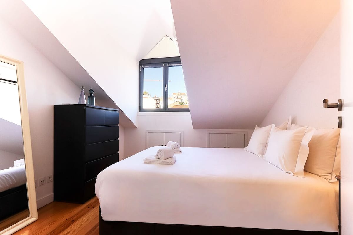 Apartament superior, balcó, vistes a la ciutat | Espai de treball apte per a portàtils i cortines opaques 