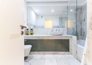 Family Apartment | Bathroom - AZZULEA Avenida Apartments (Lisboa)