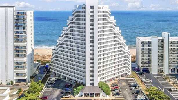 Ein modernes Hotel mit einzigartiger, dreieckiger Architektur, in Strandnähe mit Parkplatz vor dem Haus.