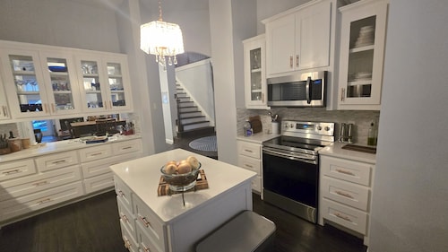 3-bedroom house w/ pool in N DFW. close 2 airports, Rangers, medical, FIFA,shops