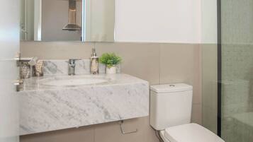 Apartamento, balcón, vistas a la ciudad | Baño