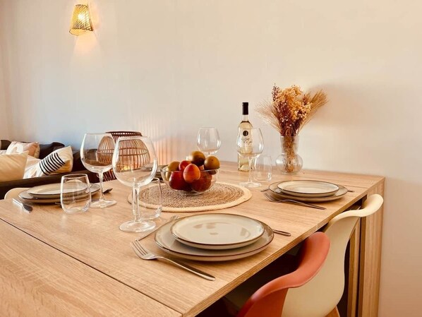 Dining - Cozy Air-Conditioned Apartment – Simiane-Collongue (13) (Simiane-Collongue)