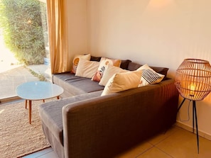 Living area - Cozy Air-Conditioned Apartment – Simiane-Collongue (13) (Simiane-Collongue)