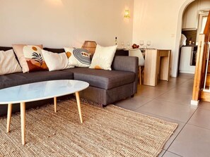 Living area - Cozy Air-Conditioned Apartment – Simiane-Collongue (13) (Simiane-Collongue)